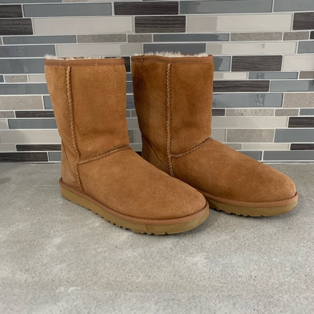 UGG size 8 women’s classic short II in chestnut
